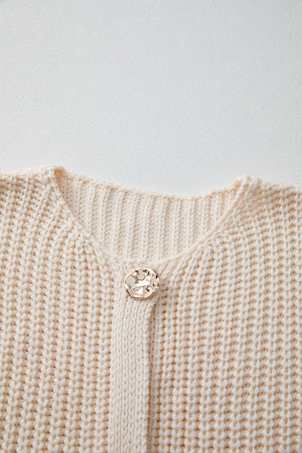 Solid Textured Knit Side Pockets Buttoned Sweater Vest: White / 100%Acrylic