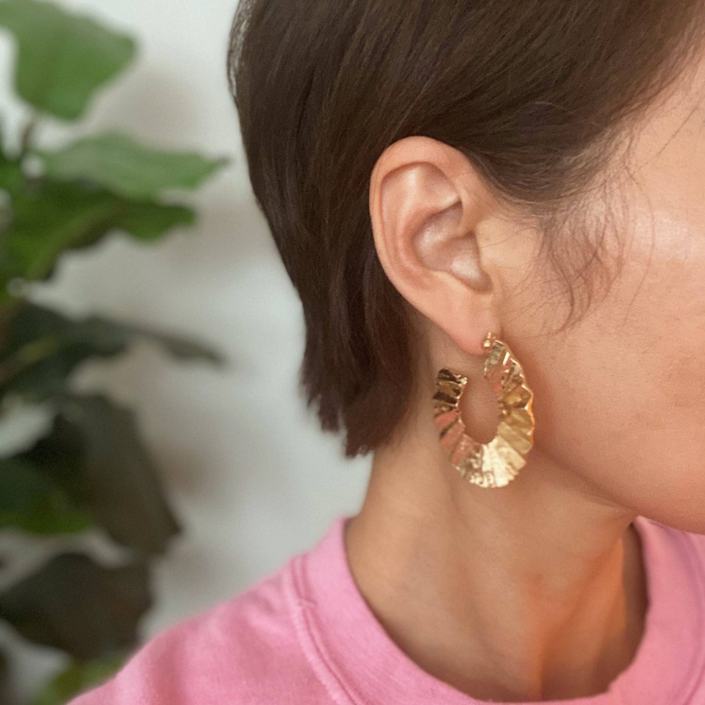 Crinkled Art Hoop Earrings: Gold