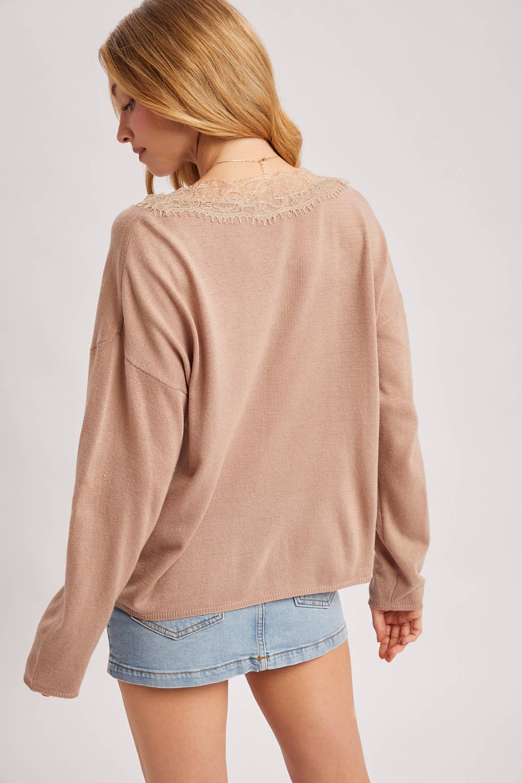 V-NECK LACE TRIMMED KNIT PULLOVER: LATTE