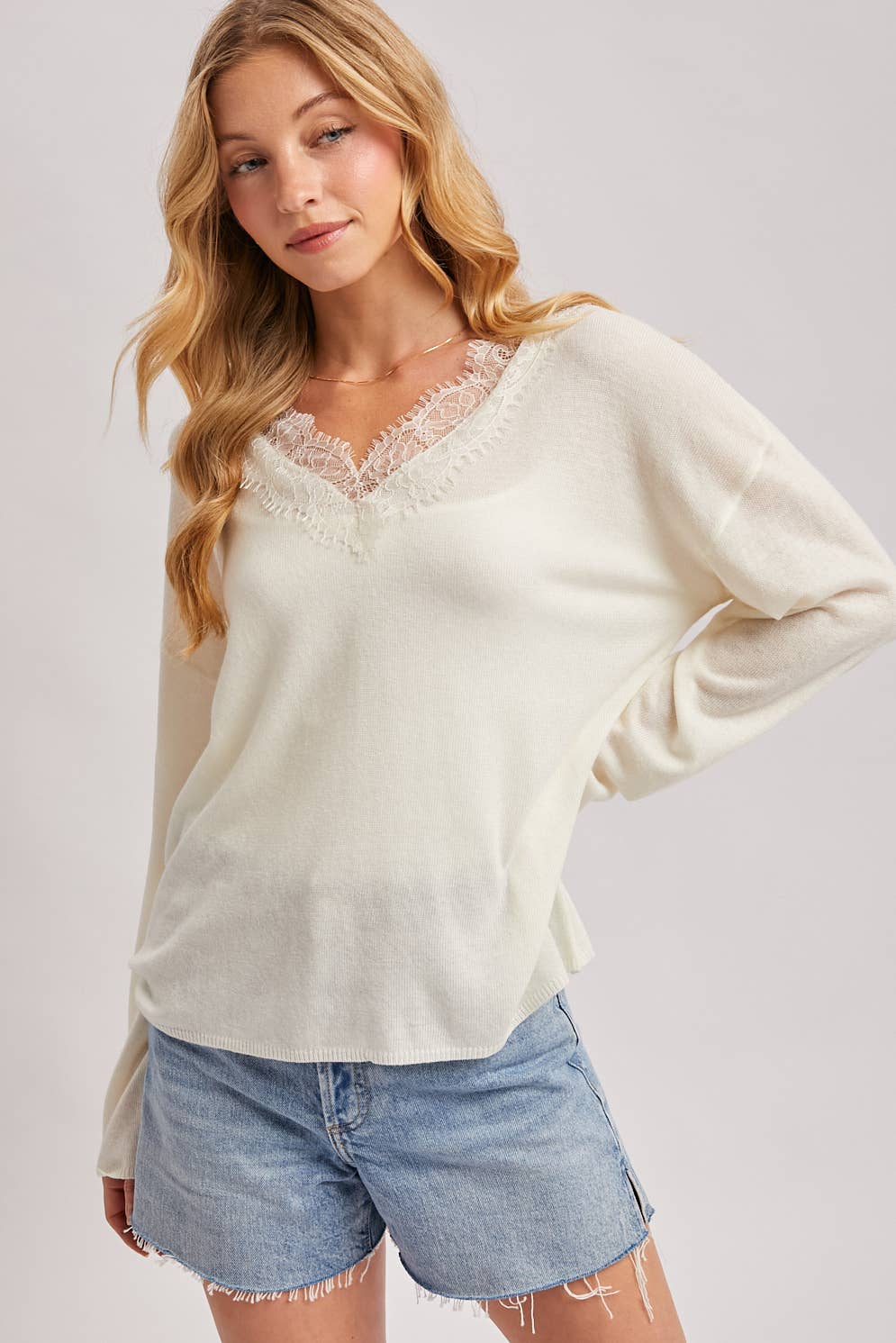 V-NECK LACE TRIMMED KNIT PULLOVER: LATTE