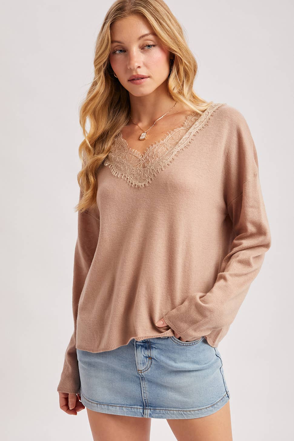 V-NECK LACE TRIMMED KNIT PULLOVER: LATTE