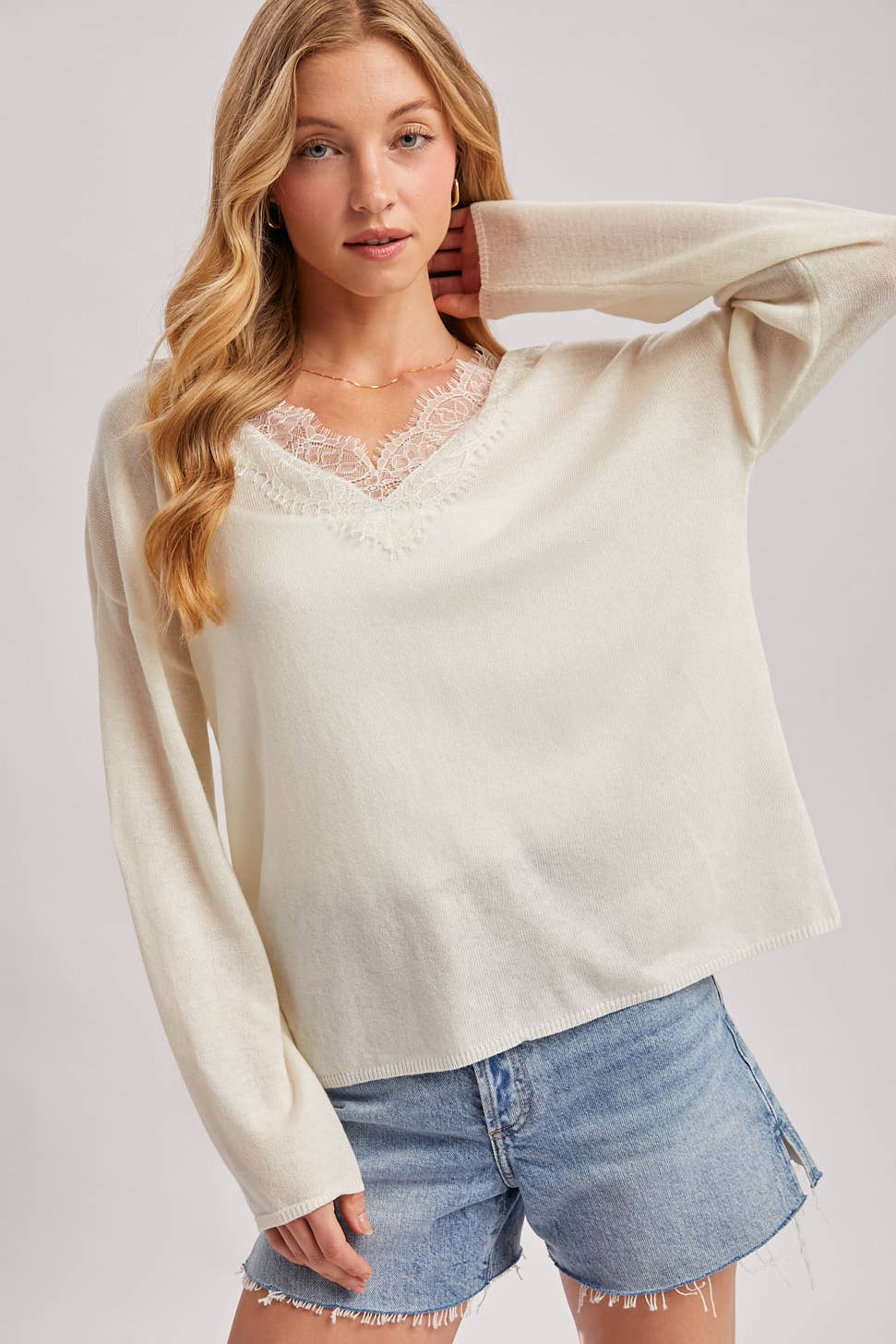 V-NECK LACE TRIMMED KNIT PULLOVER: LATTE