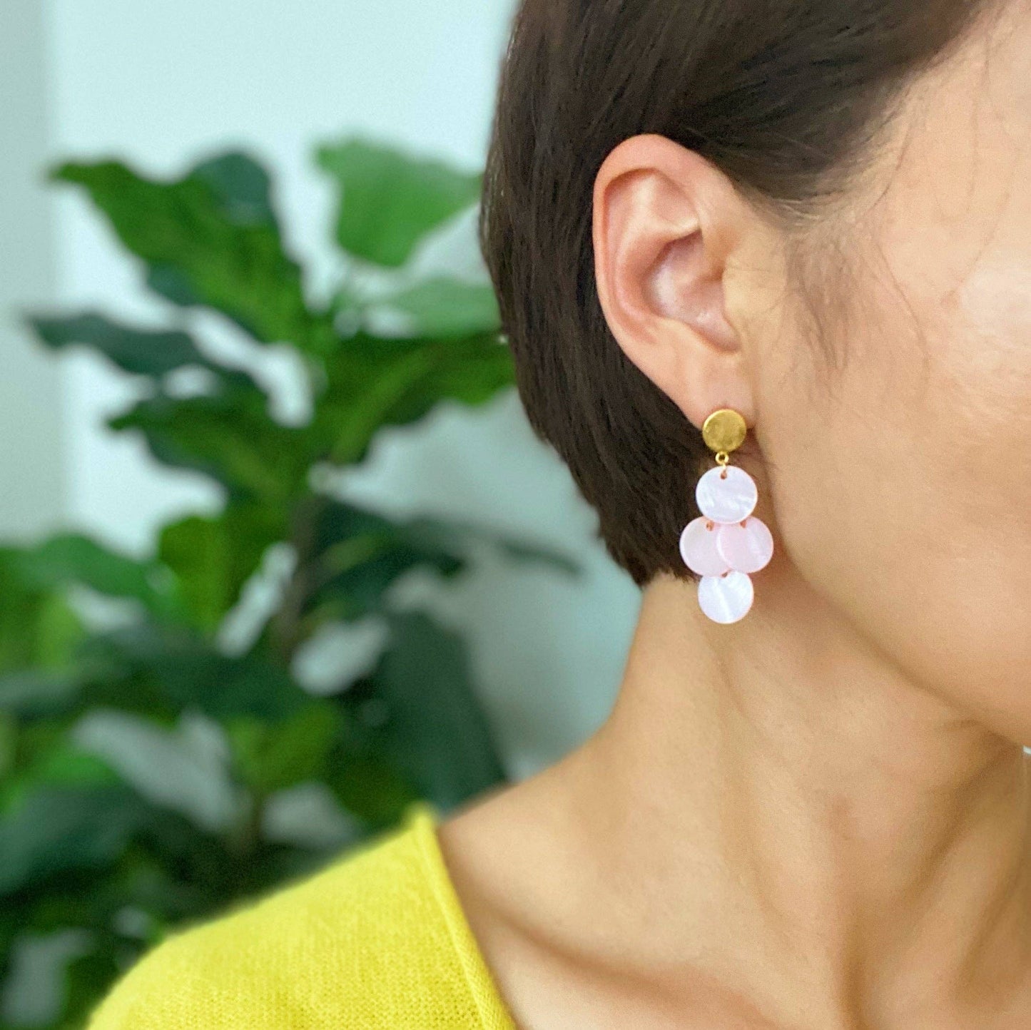 Shell Disc Chandelier Earring: Noble gray