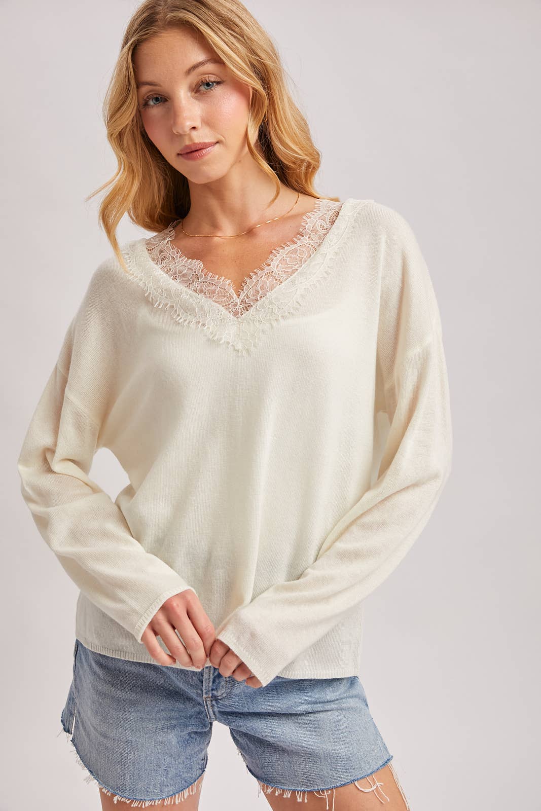 V-NECK LACE TRIMMED KNIT PULLOVER: LATTE