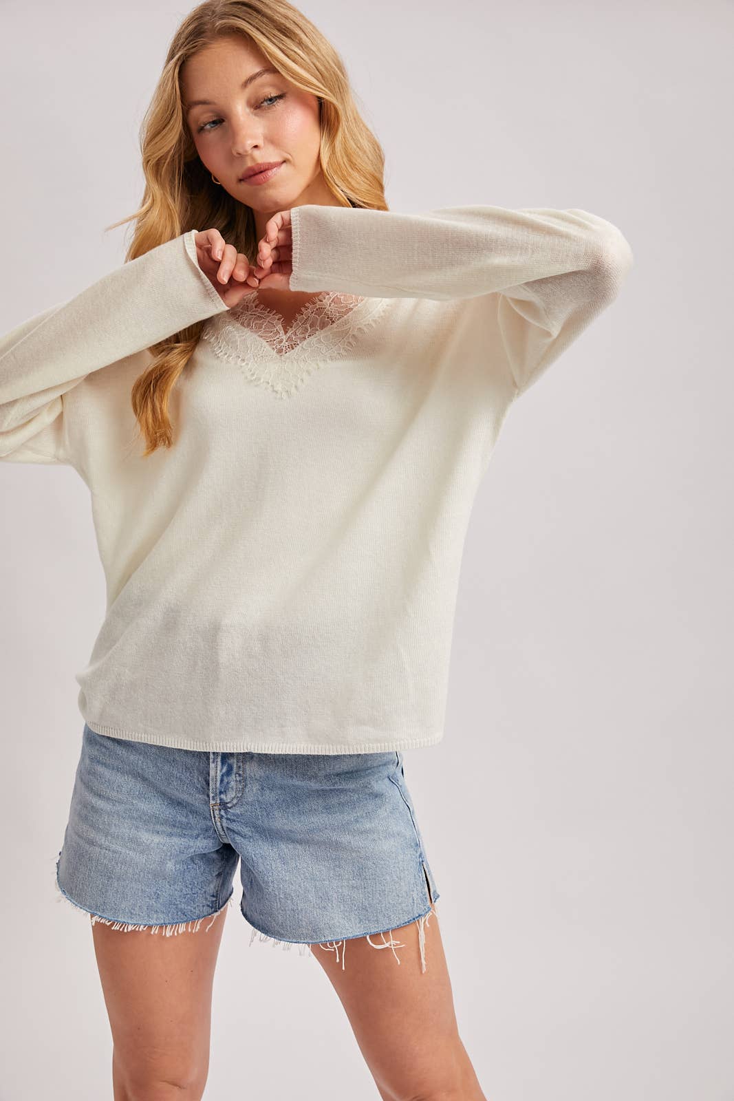 V-NECK LACE TRIMMED KNIT PULLOVER: LATTE