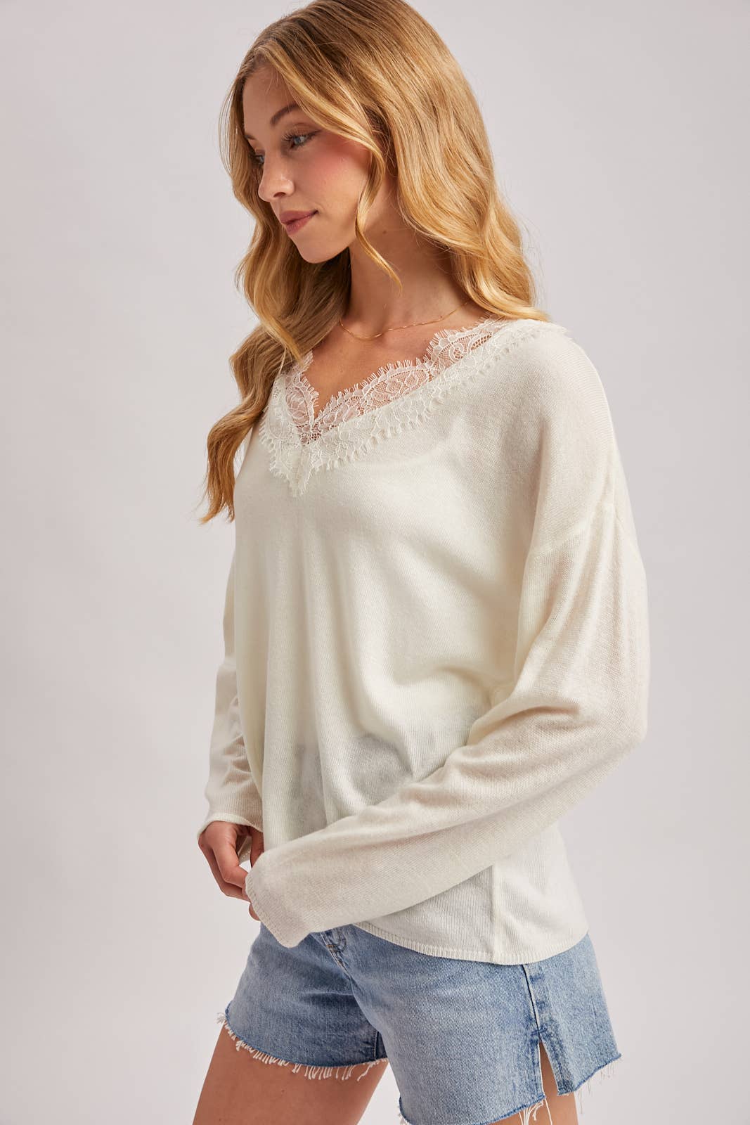V-NECK LACE TRIMMED KNIT PULLOVER: LATTE