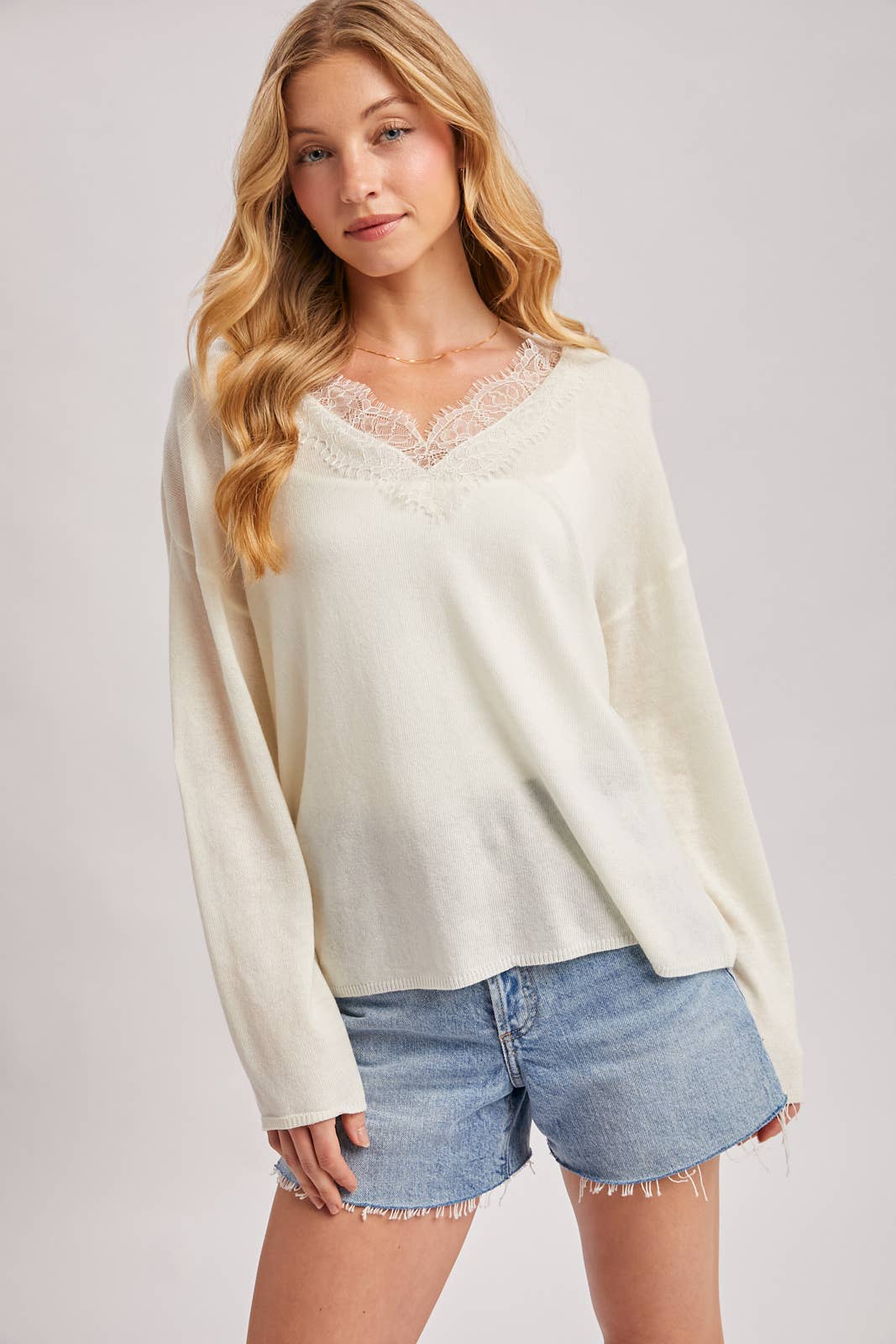 V-NECK LACE TRIMMED KNIT PULLOVER: LATTE