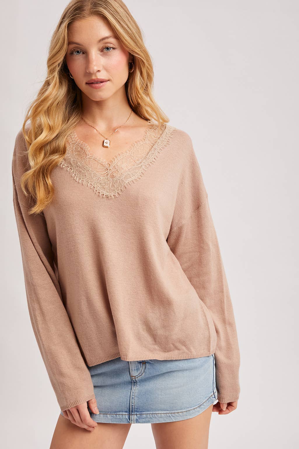 V-NECK LACE TRIMMED KNIT PULLOVER: LATTE