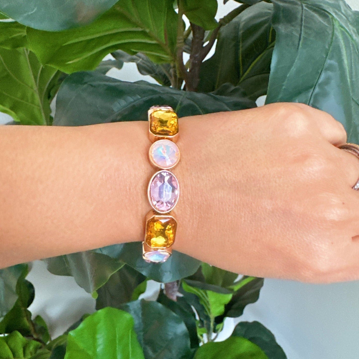 Golden Glow Stretch Bracelet – Faceted Stones for Subtle Elegance: Champagne