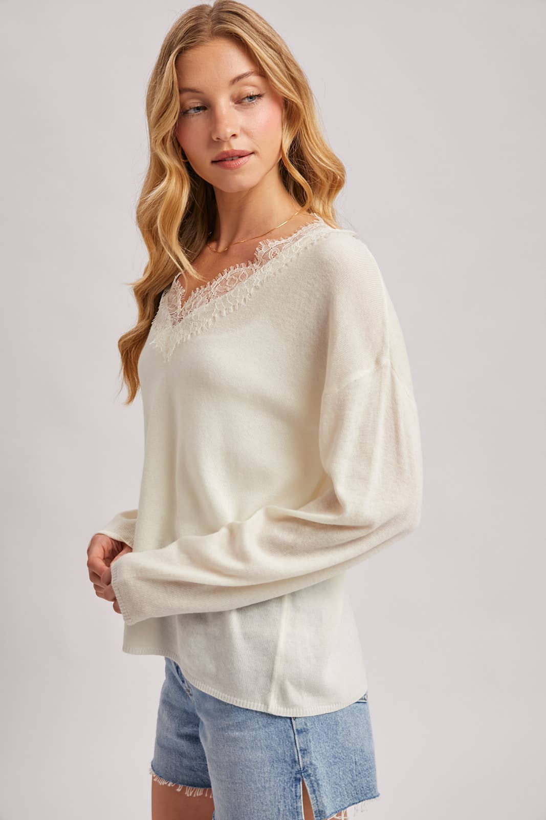 V-NECK LACE TRIMMED KNIT PULLOVER: LATTE