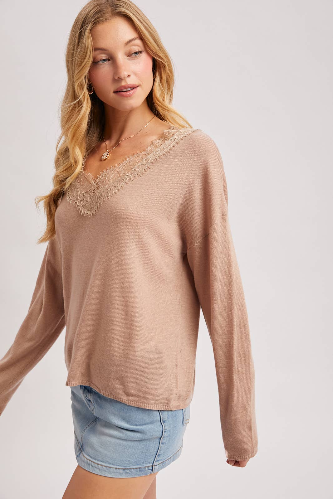 V-NECK LACE TRIMMED KNIT PULLOVER: LATTE