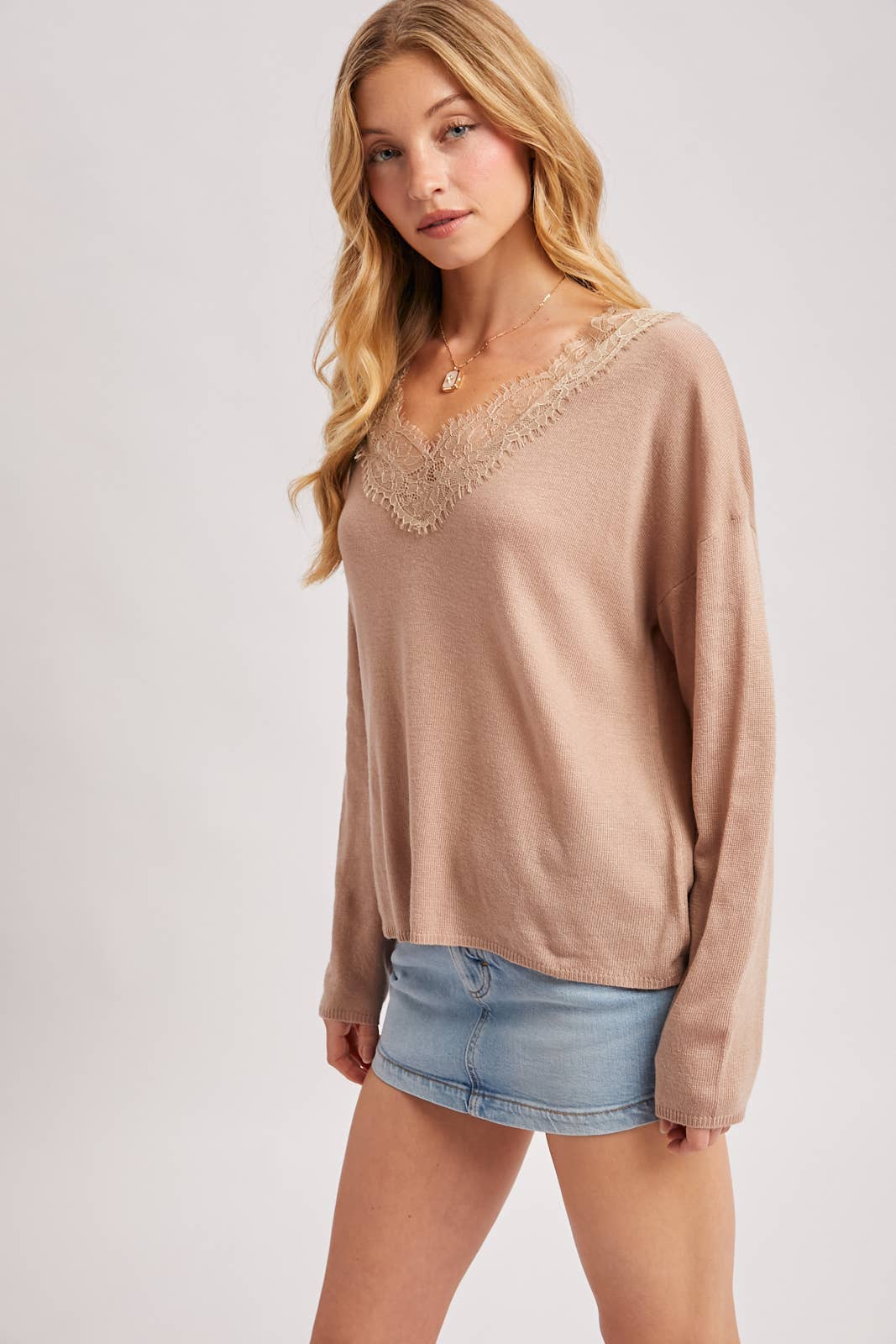 V-NECK LACE TRIMMED KNIT PULLOVER: LATTE